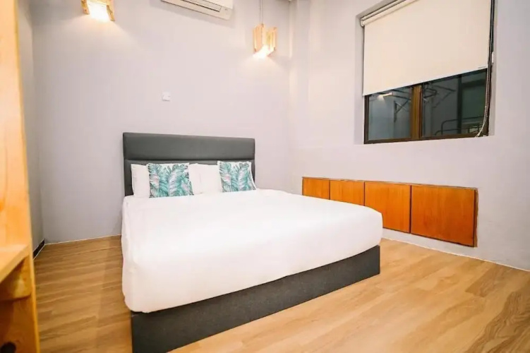 Swing & Pillows at 87 Chulia St