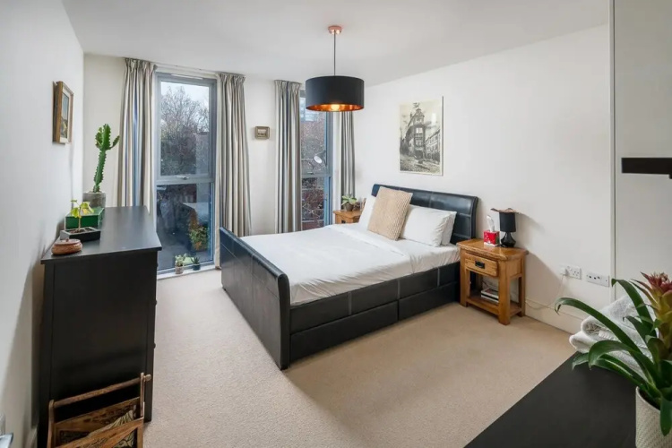 Bright Spacious 2bed 2bath in Battersea