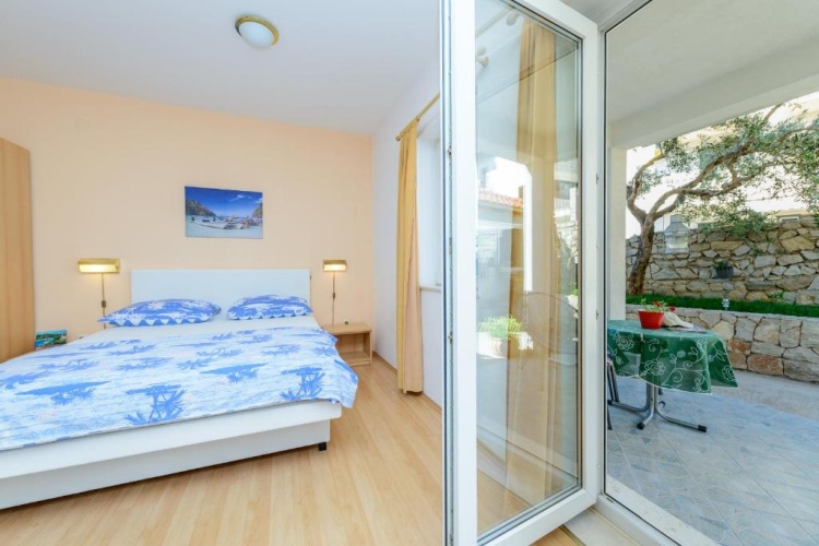Studio with garden view