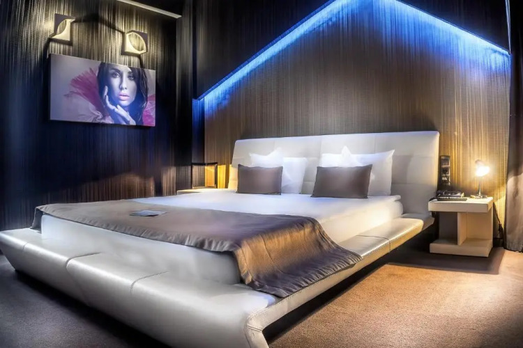 Plaza V Executive Hotel Over view