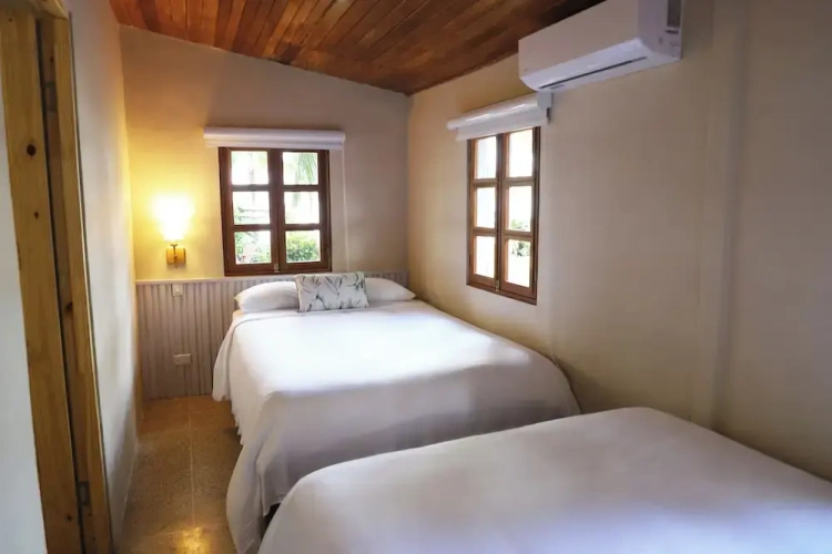 2 Bedrooms Standard Family room with ocean view