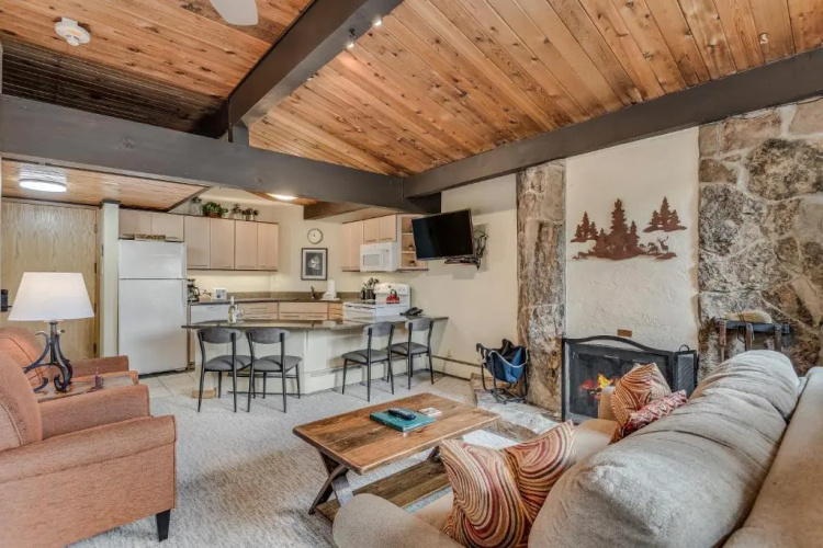 Laurelwood Condominiums Studio Premier Unit 308