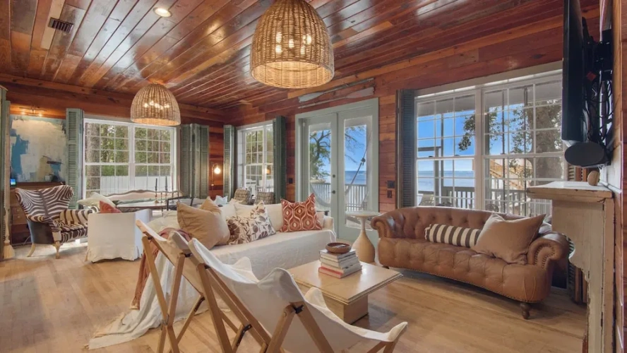 Cottage with balcony and with ocean view