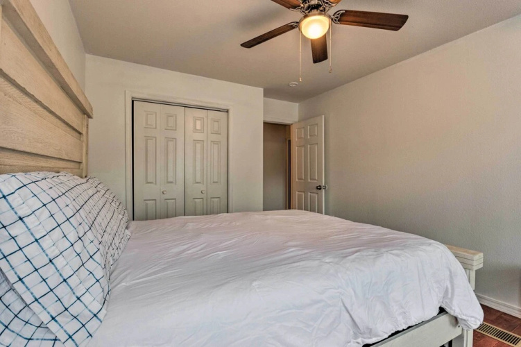 Updated Townhome w/ Deck ~ 12 Mi to Beaches!