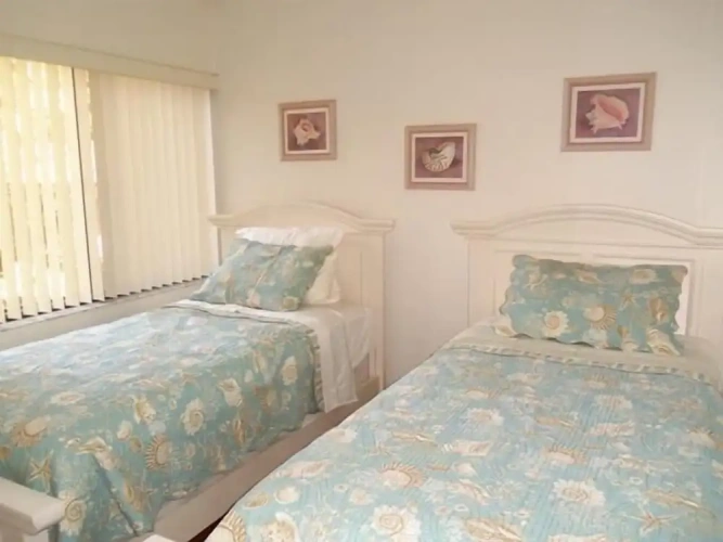 2 Bedrooms Comfort room with pool view