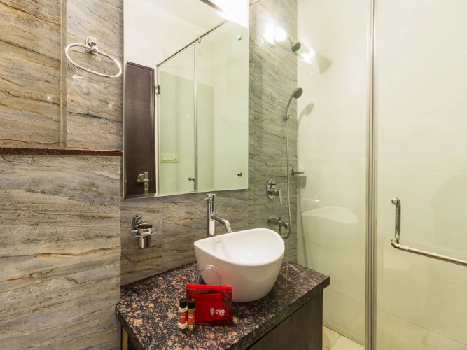 OYO 6796 Retreat Suites Inn