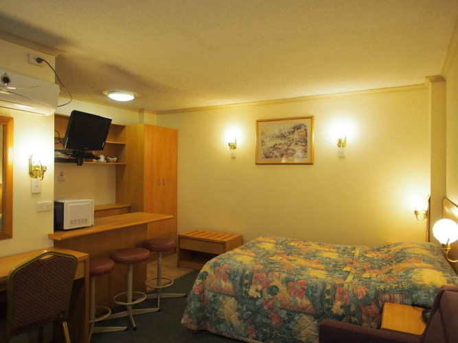 Edgecliff Lodge Motel