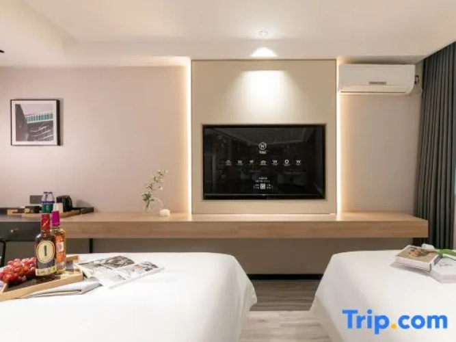 Standard Twin room with street view