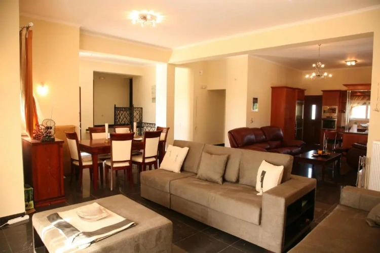 4 Bedrooms Villa