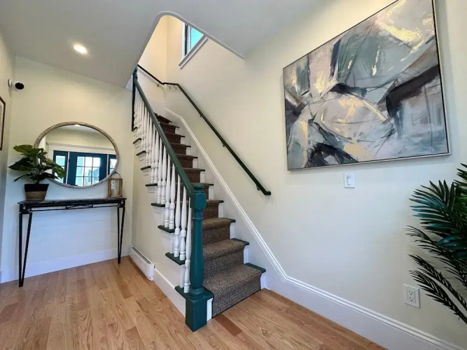 Prime Location Renovated House 6 bed 4 Bath
