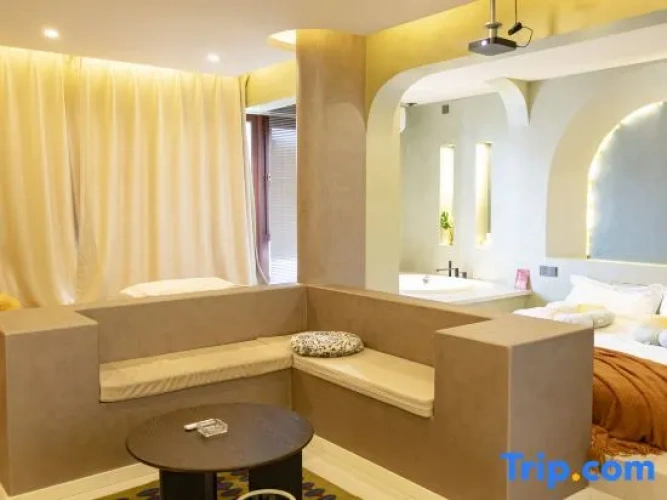 Standard Quadruple room with city view