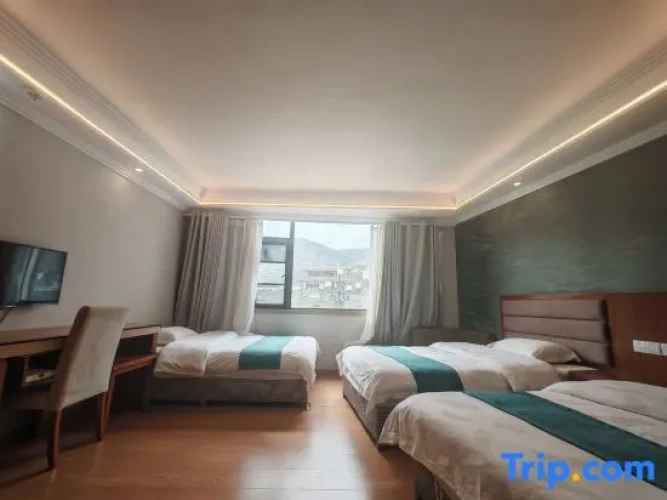 Standard Triple room with view