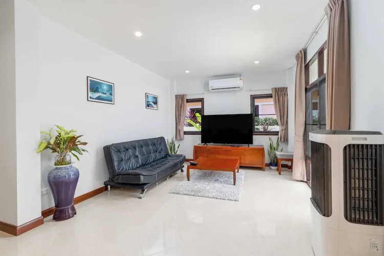 Poolside 3BR for Relaxed Stays V278