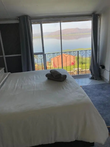 26 On Agnes - shared house With a dam view