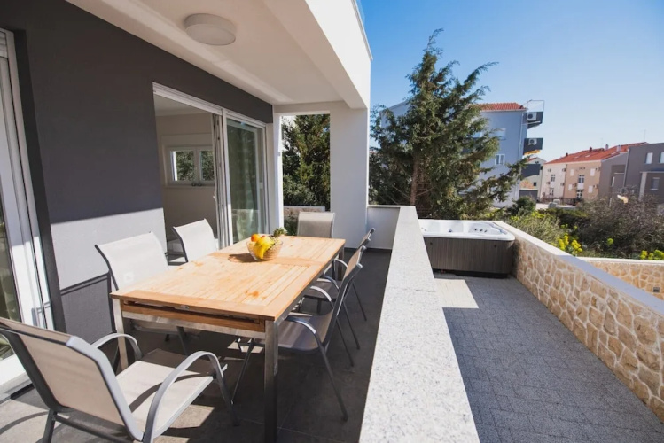 Apartments Tomana