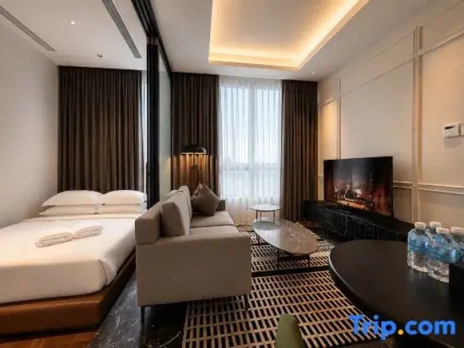 1 Bedroom Deluxe Double Suite with balcony and with city view