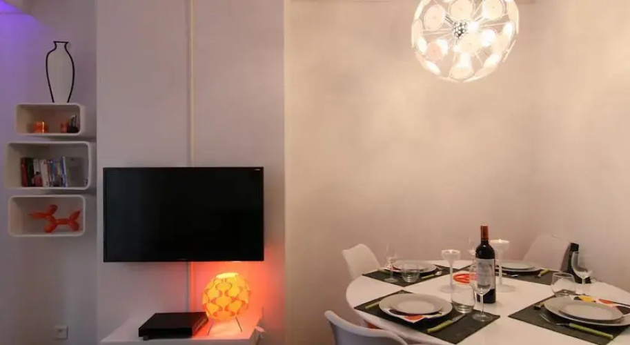 Champs-Elysées Design Apartment