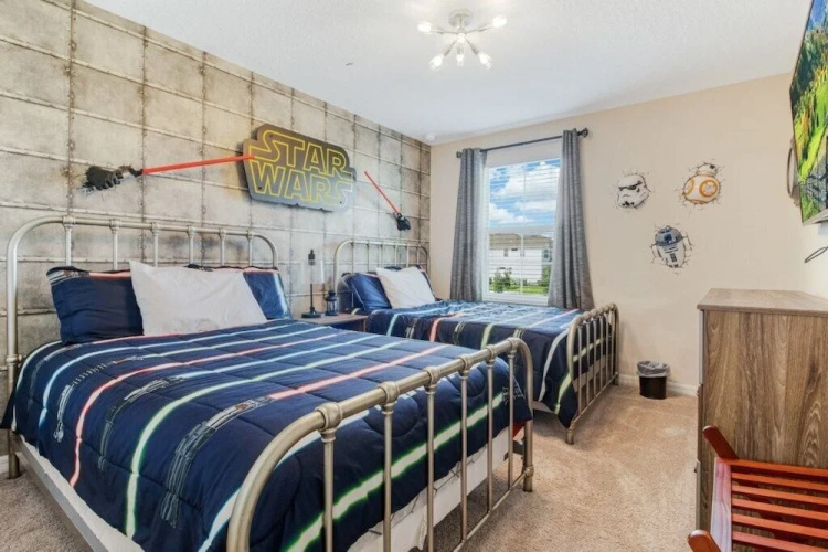 Incredible 5 bed 4 Bath With Private Pool 1598