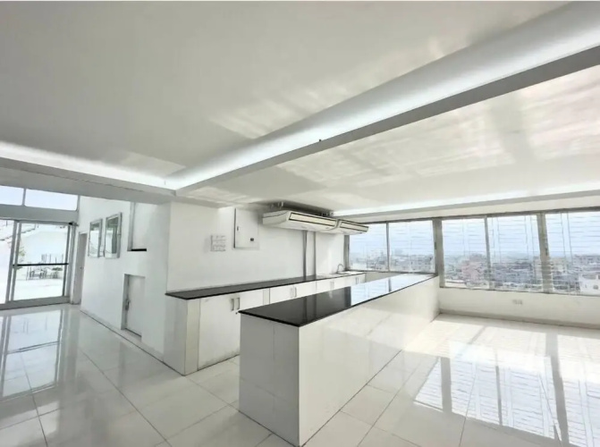 300sqft 5 Studio Gym & Pool Access
