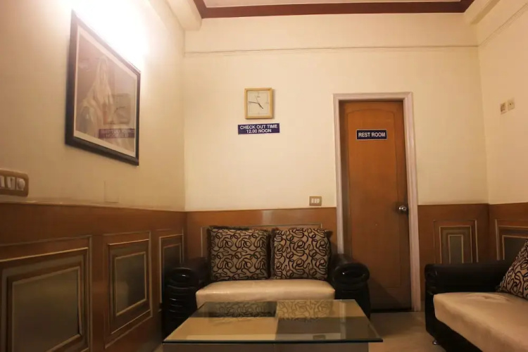 OYO 439 Hotel Queens Inn
