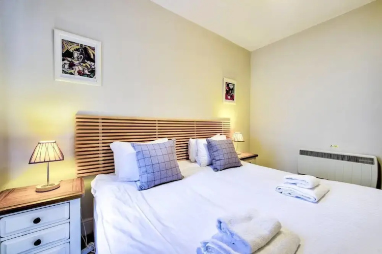 JOIVY Perfect Location! Charming Rose St Apt for Couples
