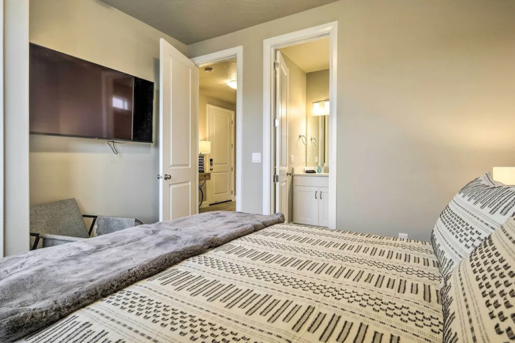 Washington Hiking Getaway w/ Pool Access!