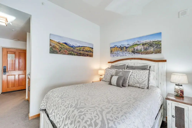 Walk to Lifts: Studio w/ Hot Tub in Keystone!