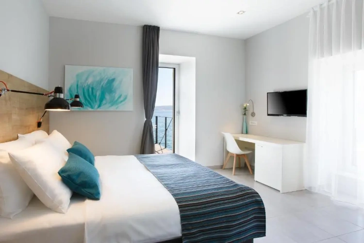 Superior Double room with balcony and with sea view