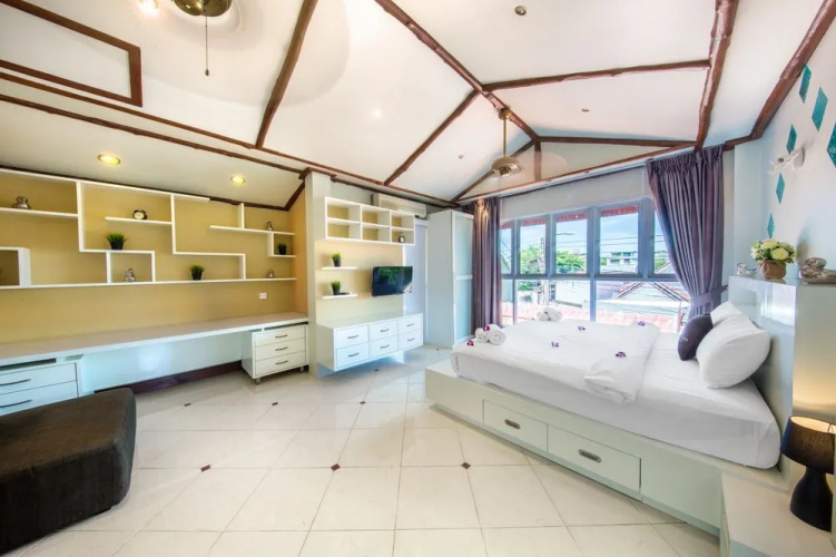 Grand Party Pool Villa