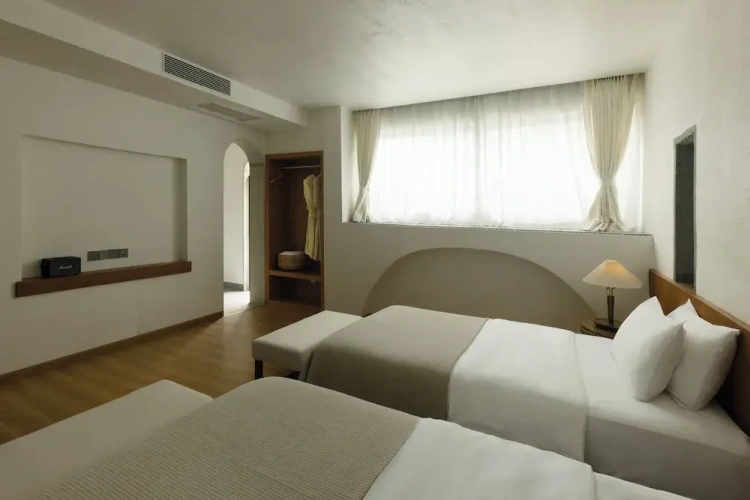 Classic Twin room with ocean view