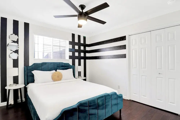 Karen in Phoenix With 4 Bedrooms and 2 Bathrooms
