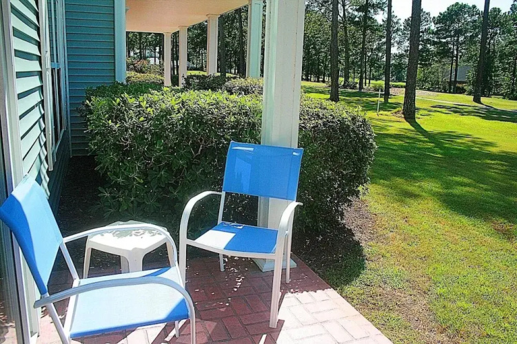 2503m 1 Bedroom Condo by RedAwning