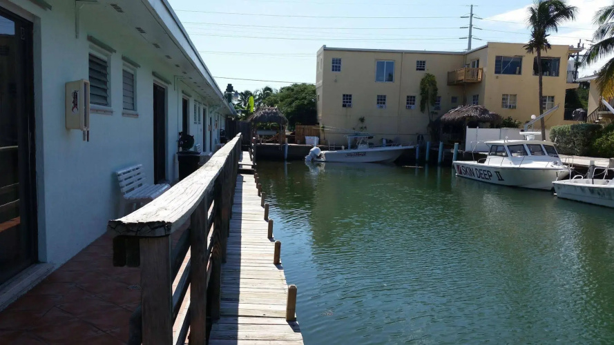 Royal Hawaiian Motel/Botel