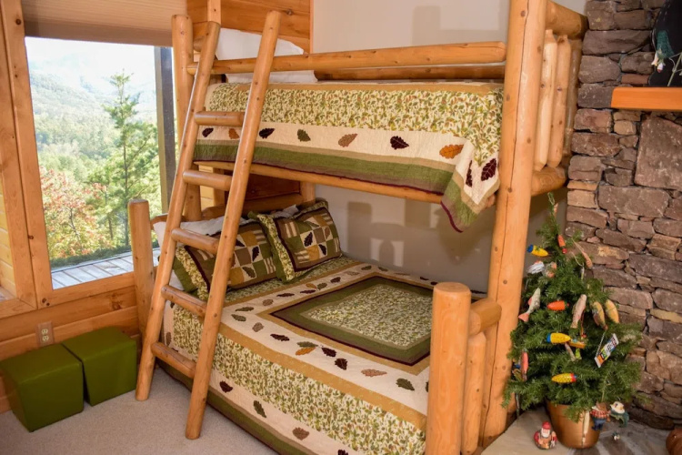 PAPA BEAR'S DEN - 5 Br Cabin