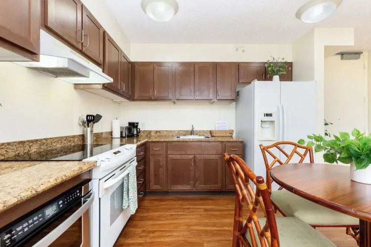Waikiki Banyan 3409