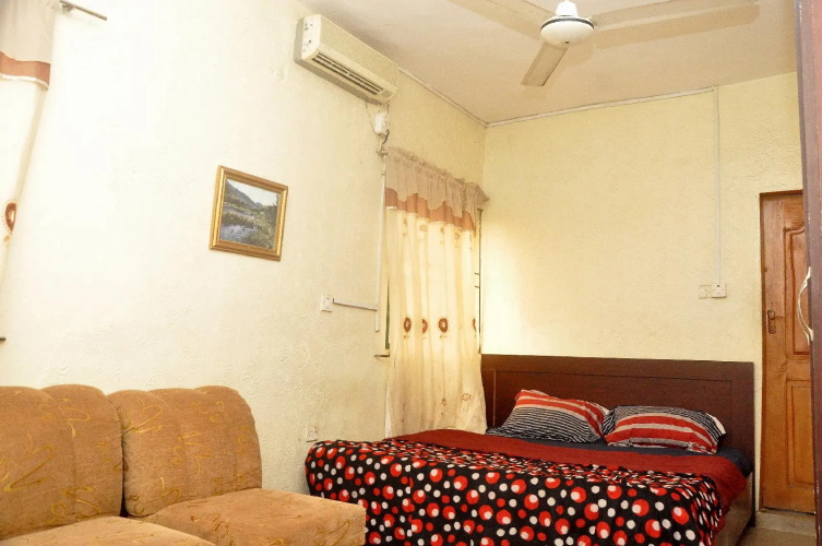 Oyins Holiday Inn Annex