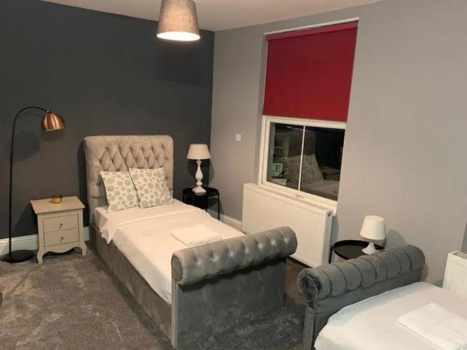 Spacious, Bright Twin Studio Apartment (can sleep up to 4)