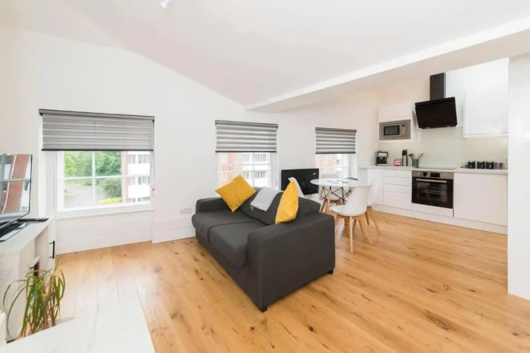 Spacious 1-BDR in central Reading w/ free parking