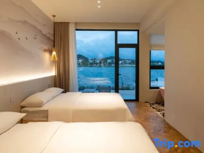 Standard Double room with lake view