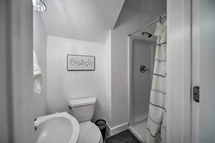 Bright & Airy Liberty Lake Abode w/ Backyard!