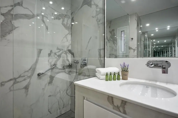 Luxurious Spacious Apt next  Hilton Area