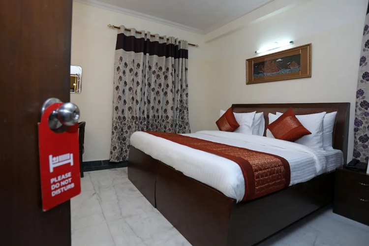 OYO 9299 DLF Phase 4