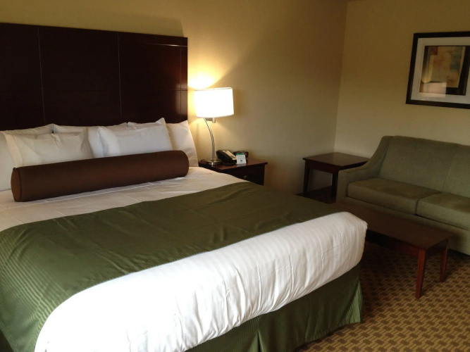 Cobblestone Hotel & Suites – Broken Bow