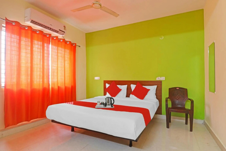 Super OYO 90936 Dk Reddy Square