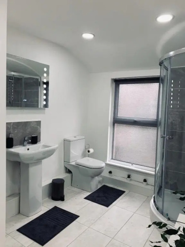 Stylish, Spacious & Luxurious Home - Parking