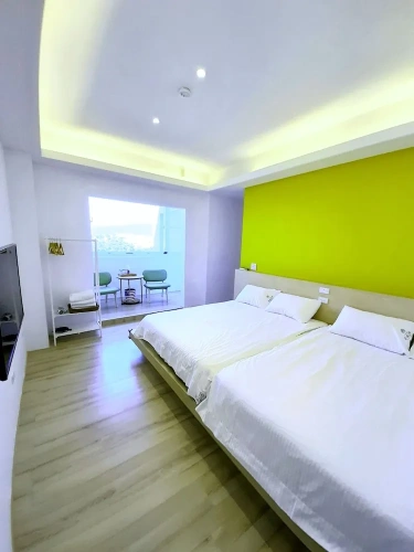 1 Bedroom Standard Quadruple Family room with mountain view