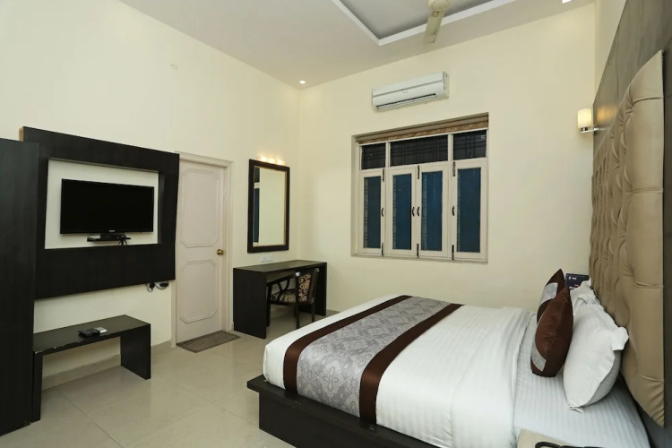 OYO 8983 Royal Inn