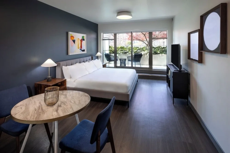 2 Bedrooms Suite with balcony