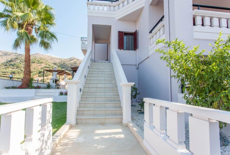 4 Bedrooms Cottage