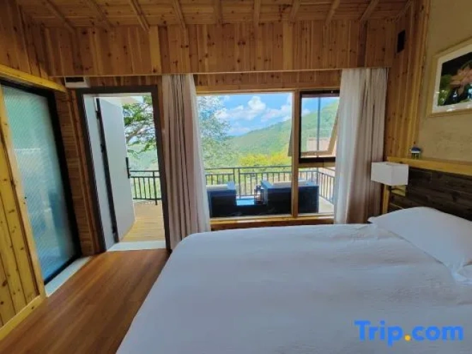 Deluxe Sextuple Family Suite with balcony